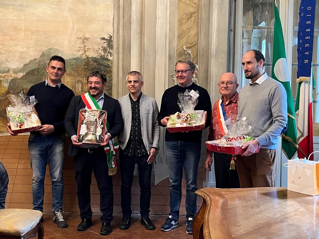 Photo remise des presents aux officiels de manerbio
