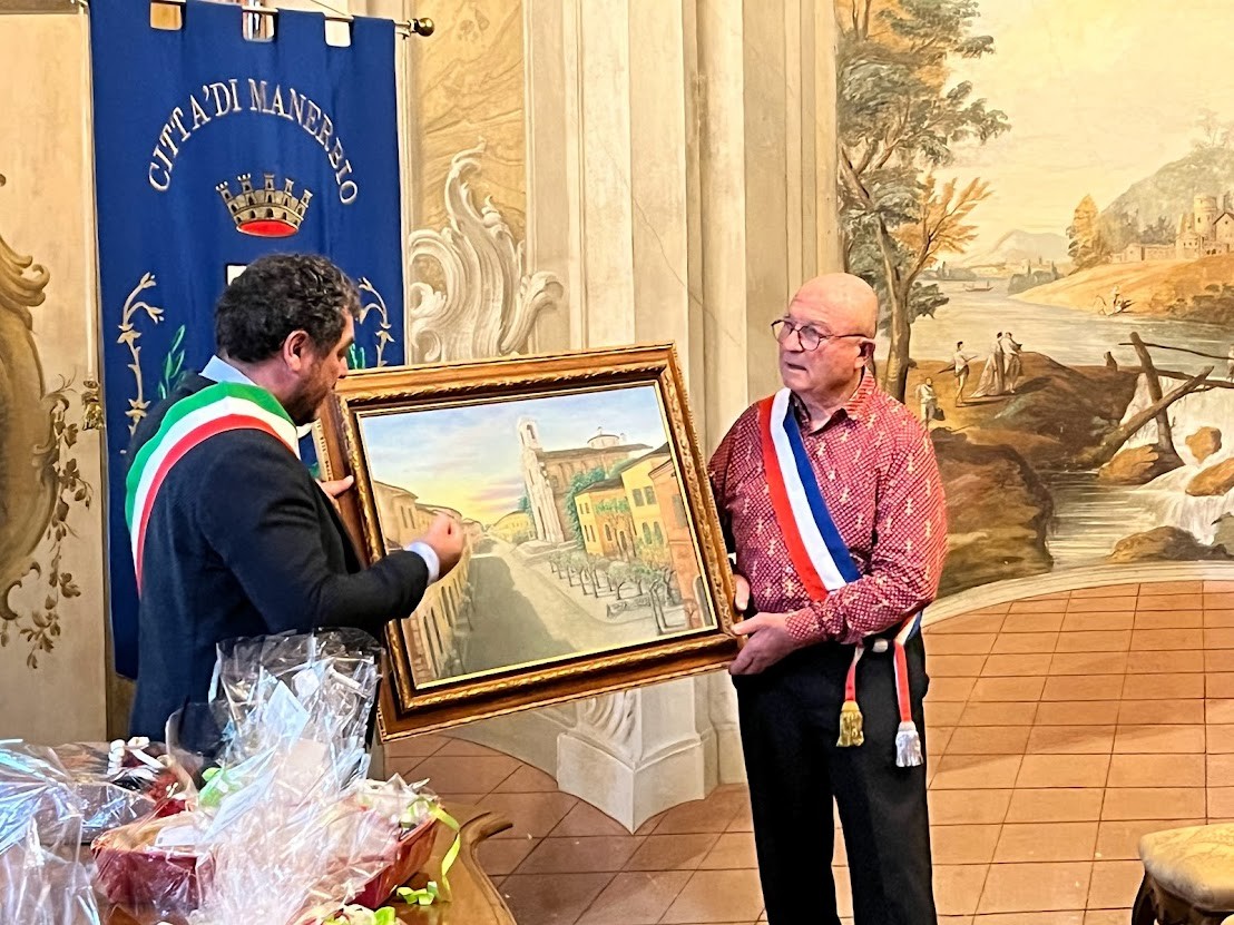 Photo remise des présents en mairie de manerbio
